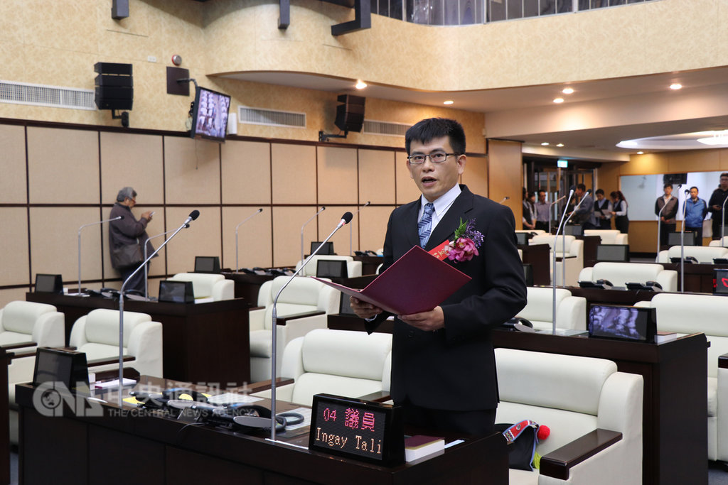 台南市平地原住民議員當選人穎艾達利(Ingay Tali)107年12月25日因未在誓詞簽名蓋章,被認定宣誓就職無效,8日在台南市議會議事廳補行宣誓。中央社記者張榮祥台南攝 108年1月8日