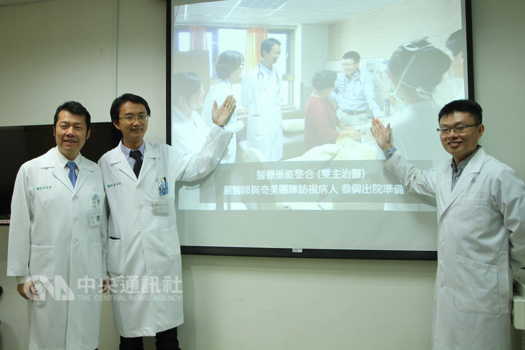 台南市86歲婦人患有失智症、糖尿病到診所定期回診,醫師發現婦人血糖異常偏高,通報合作的奇美醫學中心,檢查出因泌尿道感染導致的敗血症,奇美醫學中心老年醫學科主任蔡岡廷(左2)8日說明婦人住院治療情況。中央社記者楊思瑞攝 108年1月8日
