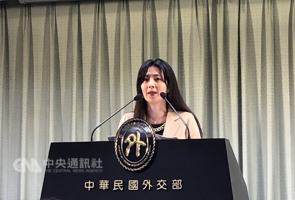 外交部副發言人歐江安8日表示,外交部聘用趙怡翔以一等諮議對外處理公務,駐美期間的月薪標準比照薦任一等秘書支薪。中央社記者侯姿瑩攝 108年1月8日