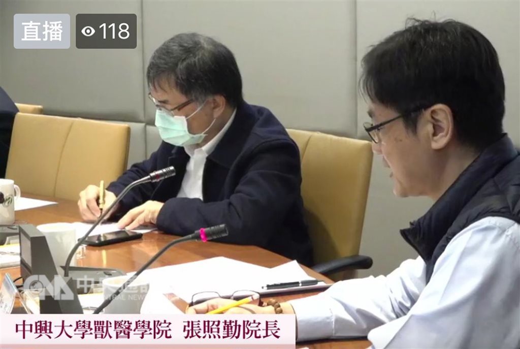 「108年非洲豬瘟中央災害應變中心專家會議」8日在農委會舉行,會議過程透過網路直播,中興大學獸醫學院院長張照勤(前)出席與會,提出多項意見。(取自農委會防檢局臉書)中央社記者楊淑閔攝 108年1月8日