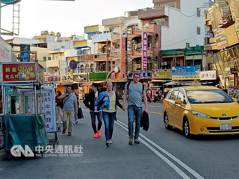 圖為在墾丁遊覽的外籍自由行遊客。(中央社檔案照片)