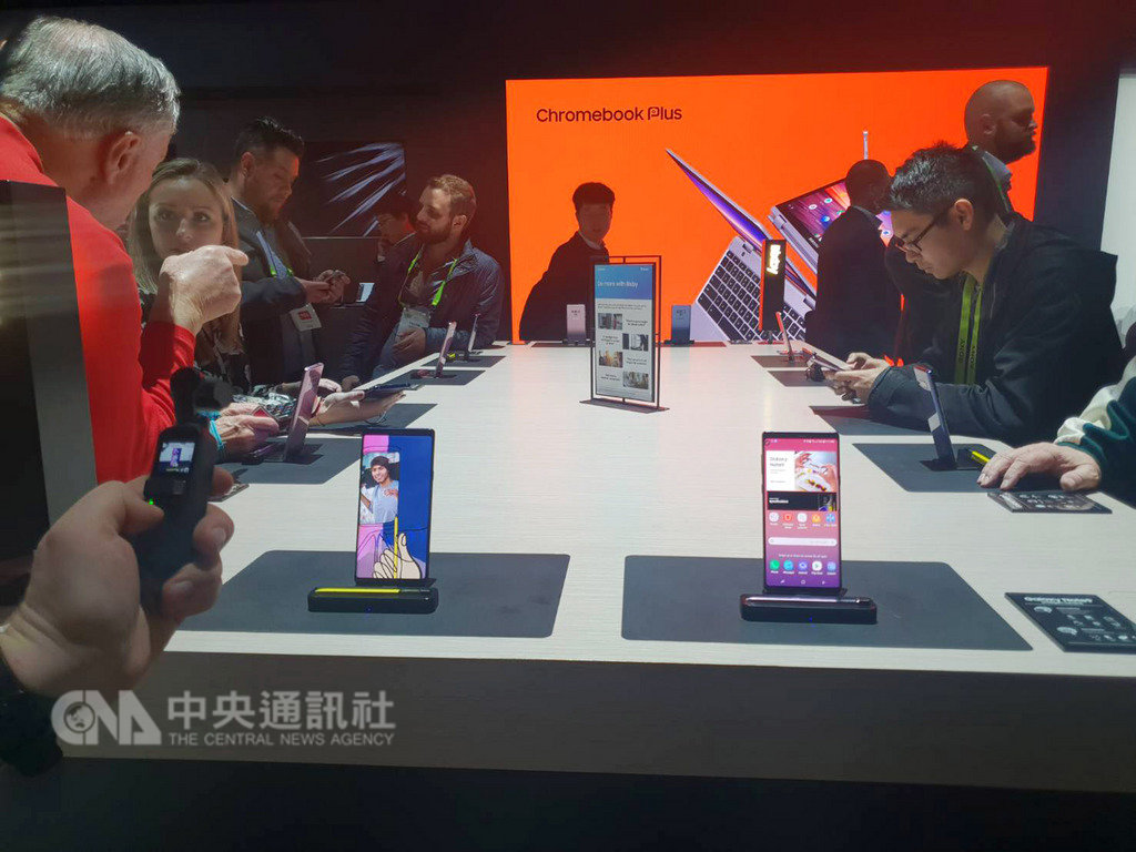 美國CES展登場,2019年為5G手機發展元年,研調推測,三星、華為、小米、OPPO等品牌可望在今年推出5G手機。中央社記者江明晏攝 108年1月9日