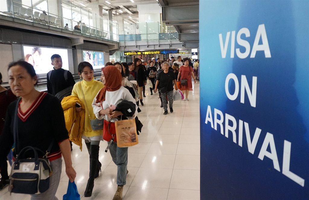泰國內閣會議9日通過延長台灣在內等21個國家和區域的旅客,赴泰落地簽證免費到4月30日。圖為曼谷機場旅客。(中央社檔案照片)