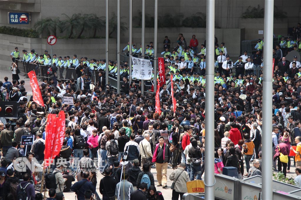2012年3月香港特首選舉於會議展覽中心舉行,社民連、人民力量和學生團體等成員在中心外抗議「小圈子」選舉,與警察對峙。(中央社檔案照片)