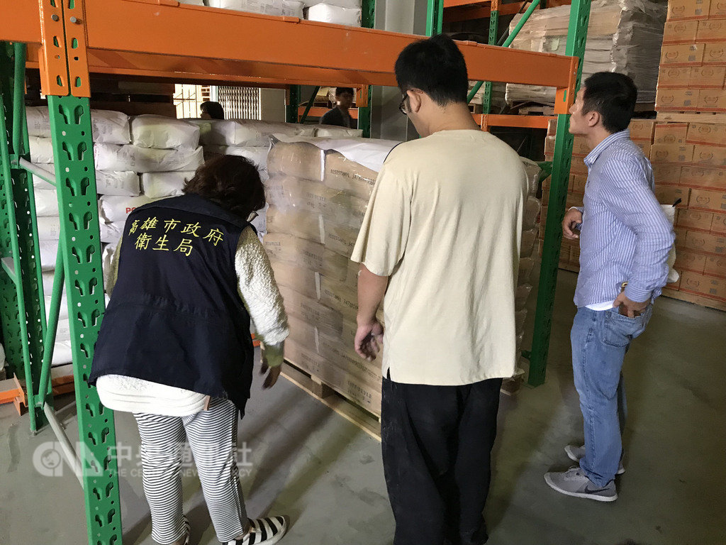 檢調及衛生機關聯手查獲逾期奶精改包販售案,在高雄易洲股份有限公司起出有疑慮奶精,並傳喚柯姓公司負責人等7人到案,訊後柯姓負責人以新台幣10萬元交保,其餘請回。(高市衛生局提供)中央社記者程啟峰高雄傳真 108年1月10日