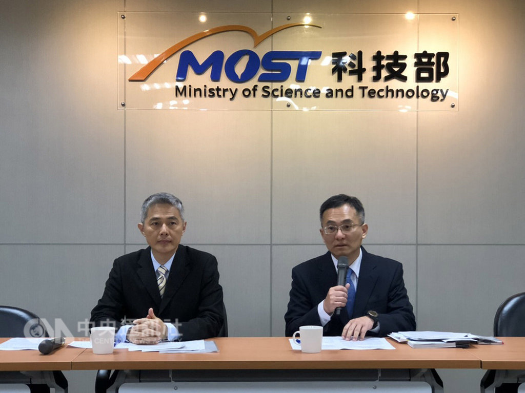 台大醫師陳昆鋒傳出論文造假案。科技部誠信辦公室主任詹文旭(右)10日表示,正研議修正學術倫理案件處理要點,未來擬主動公開重大違反學術倫理案。中央社記者劉麗榮傳真 108年1月10日