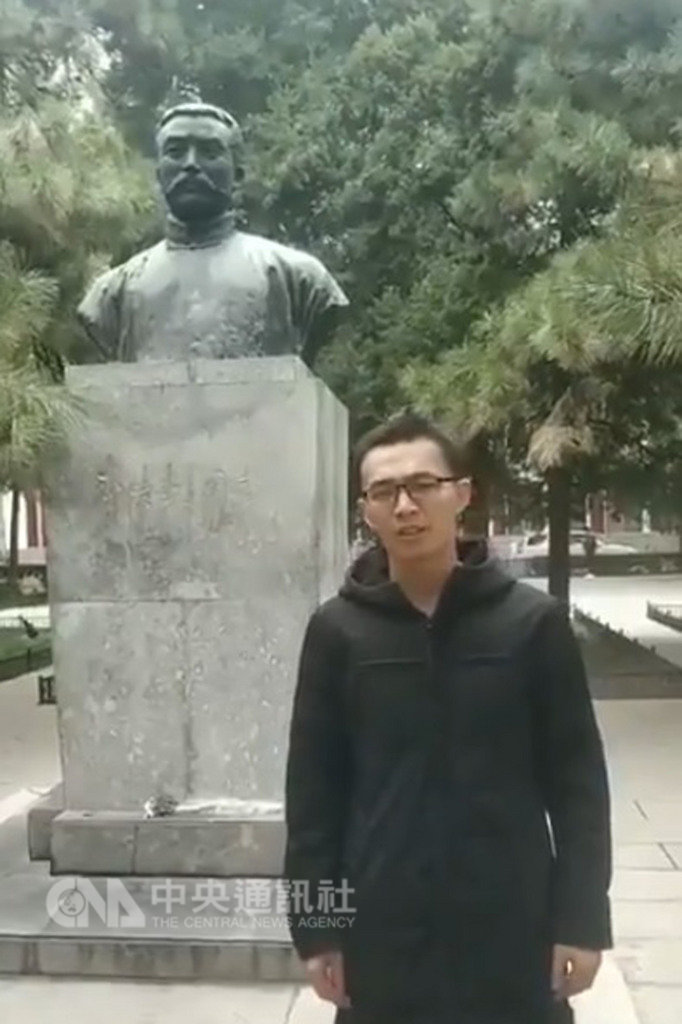 北京大學7日以「未經批准連續兩週未參加學校規定的教學活動」為由,對聲援深圳佳士工運的左翼學生展振振(圖)做出退學處分。一名北大學生9日質疑,已被警方逮捕的展振振,是被迫簽字辦理退學手續。(取自佳士建會工人聲援團推特)中央社 108年1月10日