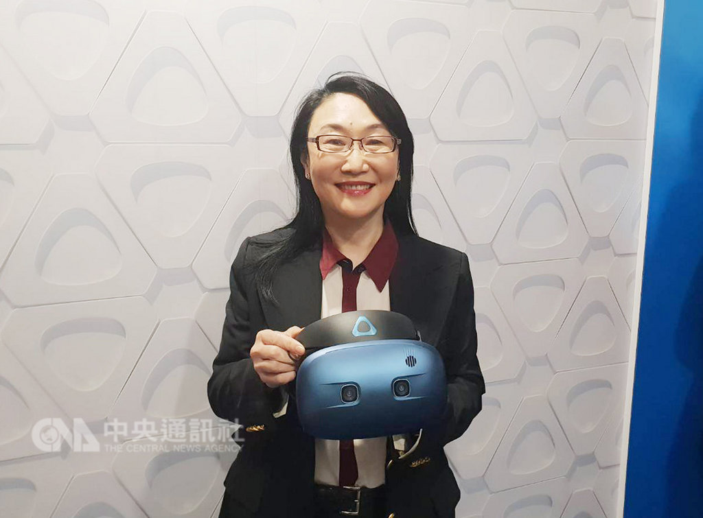宏達電董事長王雪紅表示,今年HTC積極樂觀,有平台、內容、硬體解決方案,可走很久的路。圖為王雪紅手持VIVE COSMOS。中央社記者江明晏攝 108年1月10日