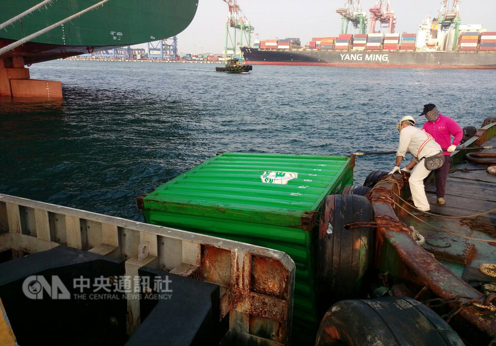 長榮海運公司聖紐哈文輪9日因在高雄港內執行吊掛作業不慎,造成13只20呎空貨櫃落海,經港務公司等單位徹夜打撈,落海貨櫃10日已全數撈起。(港務公司提供)中央社記者程啟峰高雄傳真 108年1月10日