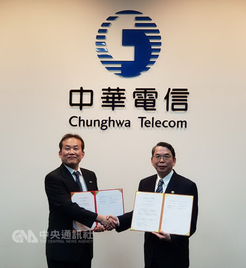 「台灣5G產業發展聯盟-中華電信領航隊」共同執行長林國豐(右)10日與韓國5G論壇執行委員會主席金東九(左)簽署合作備忘錄,深化雙方在5G技術的交流。(中華電信提供)中央社記者吳家豪傳真 108年1月10日