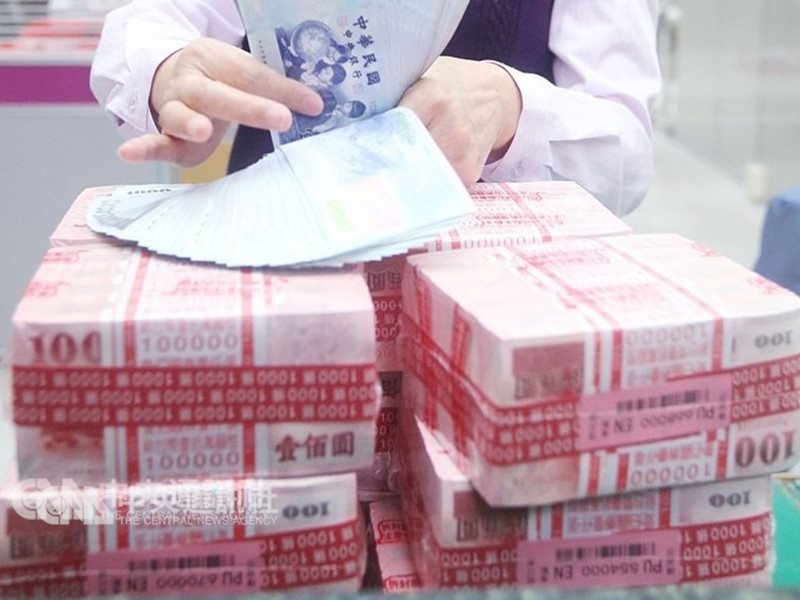 主計總處薪資統計顯示,2018年1至11月全體受僱員工平均非經常性薪資達新台幣1萬1120元,且以年終、績效獎金居多。(中央社檔案照片)