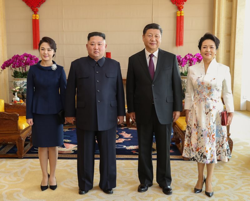 中國國家主席習近平(右2)夫婦9日上午在北京飯店會見北韓領導人金正恩(左2)夫婦,隨後舉行午宴。(圖取自中國政府網網頁www.gov.cn)