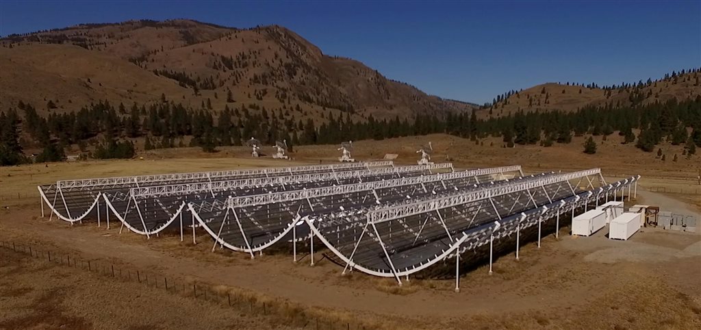 圖為加拿大CHIME電波望遠鏡,去年夏季試驗運作時確認收到從銀河系以外發射的神秘電波。(圖取自官網 chime-experiment.ca)