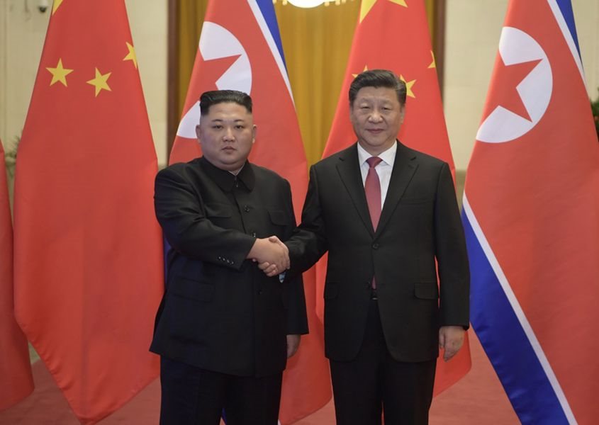 北韓領導人金正恩(左)8日在北京會見中國國家主席習近平(右)。(圖取自中國政府網網頁www.gov.cn)