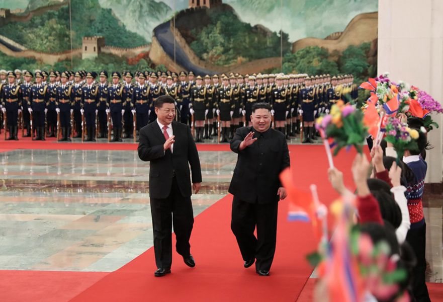 中國國家主席習近平(前左)8日在人民大會堂北大廳為北韓領導人金正恩(前右)舉行歡迎儀式。(圖取自中國政府網網頁www.gov.cn)