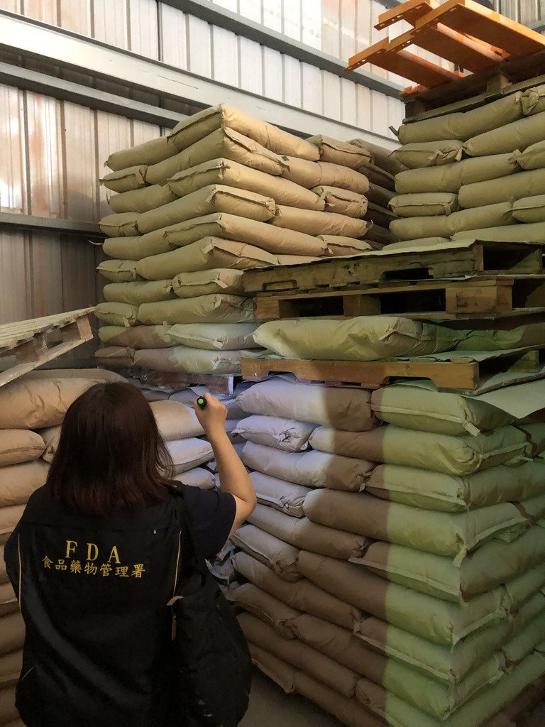 高雄易洲股份有限公司涉將過期奶精改標再賣,食藥署日前接獲檢舉前往稽查,發現奶精原料早已過期一年半。(食藥署提供)中央社記者張茗喧傳真 108年1月10日