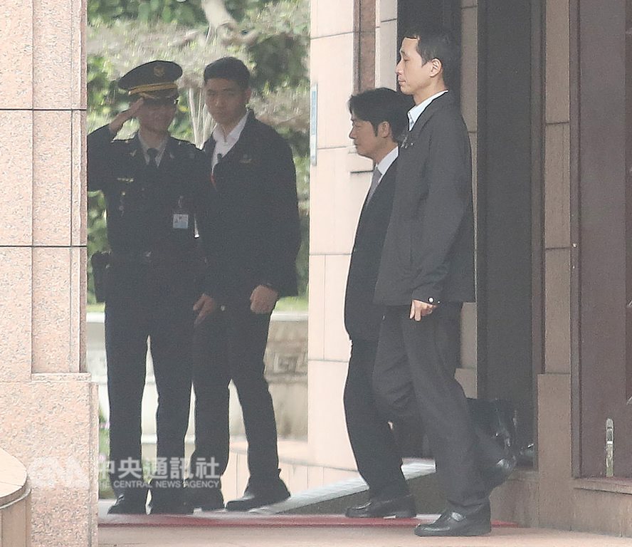 行政院長賴清德(右2)11日召開臨時院會,進行內閣總辭。賴清德表示,他無怨無悔,與內閣團隊一起建設國家、發展經濟、造福人民、壯大台灣。圖為院會結束後,賴清德離開行政院。中央社記者張新偉攝 108年1月11日