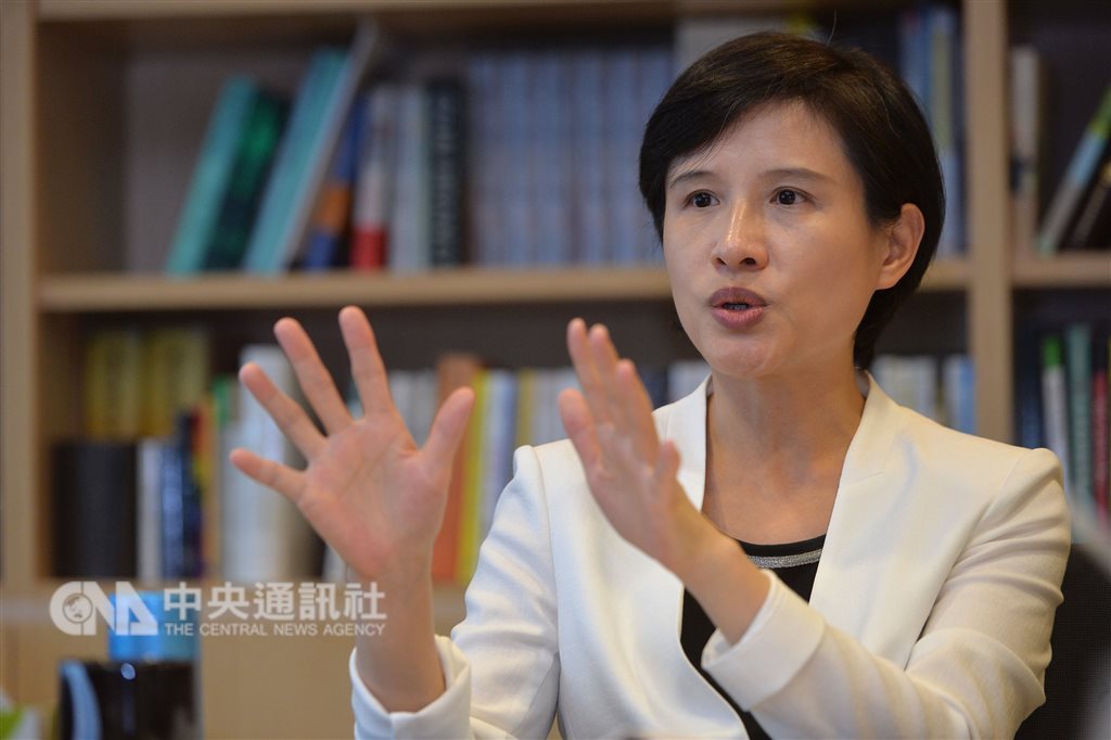 文化部長鄭麗君11日在臉書表示,在文化部階段性任務已完成,總辭之際,她將離開政府團隊。(中央社檔案照片)