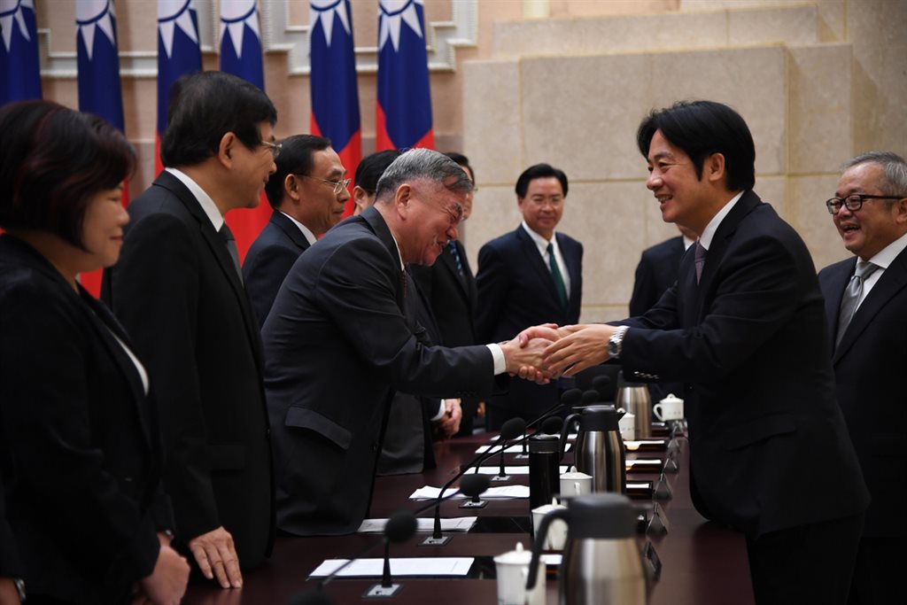 行政院長賴清德(右2)11日召開臨時院會,進行內閣總辭。賴清德在完成總辭程序後,一一向內閣成員握手致意。(行政院提供)中央社記者顧荃傳真 108年1月11日