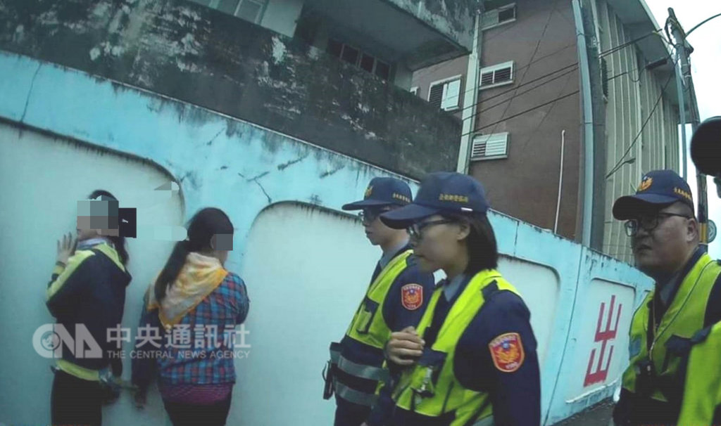 台東縣警察局台東分局10日攔檢一部大貨車時,發現在後車斗黑帆布下藏有11名非法居留越南籍人士,其中1名逃逸外勞、1名非法打工、9名為逾期居留觀光客,11人供稱在台東幫忙農事。(警方提供)中央社記者盧太城台東傳真 108年1月12日