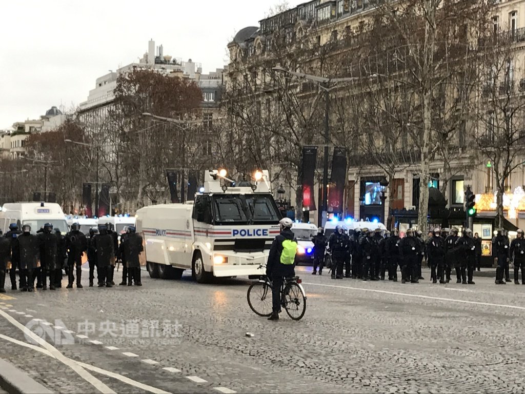 法國「黃背心」運動發起連續第9個週末的街頭行動,憤怒的抗議者中,有人希望政府重組,有人甚至要求制定更民主的憲法,總之沒有罷手的打算。中央社記者曾依璇巴黎攝 108年1月12日