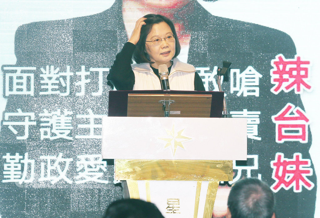 總統蔡英文(圖)13日出席「小英志工團尾牙餐會」,她致詞時表示,新內閣14日正式成立,新任行政院長蘇貞昌將帶領執政團隊往前走,她拜託大家要給執政團隊最大的支持。中央社記者郭日曉攝 108年1月13日