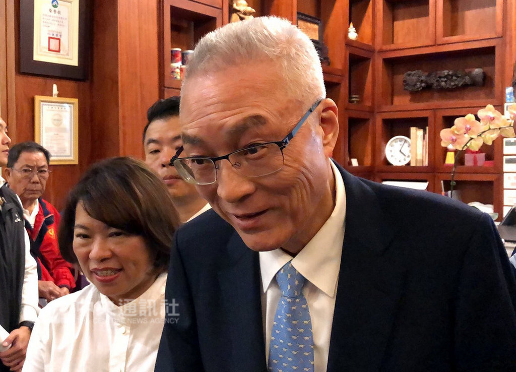 國民黨主席吳敦義(右)13日在嘉義市受訪表示,國民黨2020年總統選舉提名人選,主要考量品德、操守及好的政績,還有所帶過團隊的清廉度,相信一定會提出最適當人選。前左為嘉義市長黃敏惠。中央社記者黃國芳攝 108年1月13日
