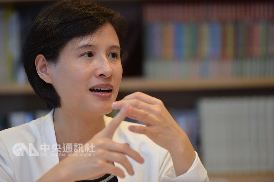 行政院13日下午召開記者會,宣布人事新內閣成員,文化部長鄭麗君(圖)確定留任。(中央社檔案照片)