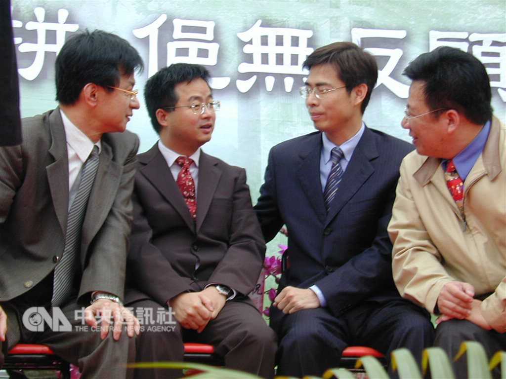 民國94年時任客委會主委羅文嘉(左2)及時任高雄市代理市長陳其邁(右2)出席選舉活動。(中央社檔案照片)