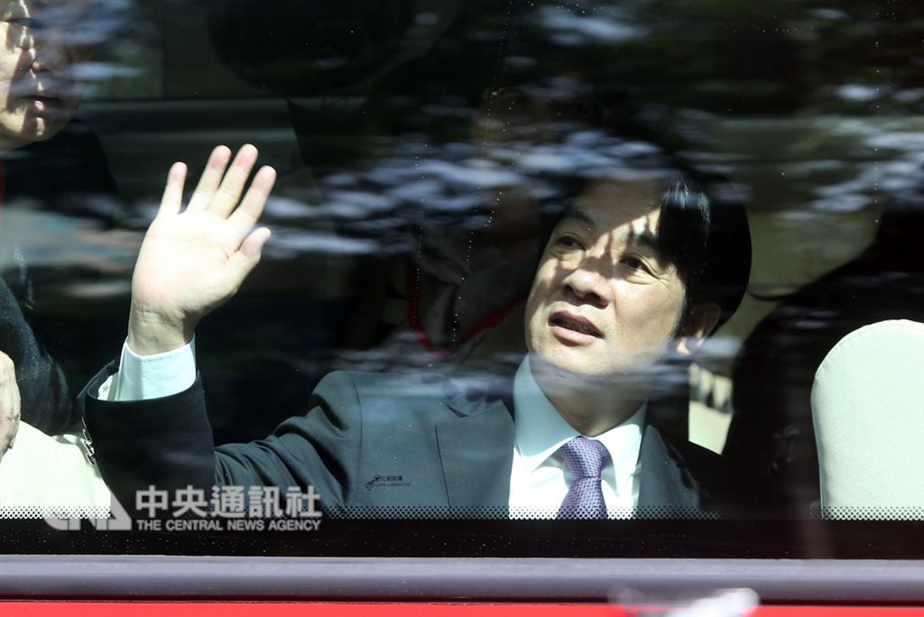行政院14日舉行新卸任院長交接儀式,卸任院長賴清德(圖)在儀式結束後搭乘遊覽車離去,並朝窗外揮手致意。中央社記者鄭傑文攝 108年1月14日
