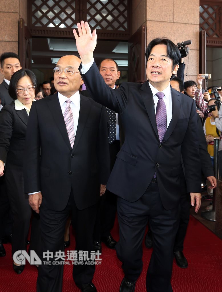 行政院14日舉行「聯合交接典禮」,卸任院長賴清德(前右)在新任院長蘇貞昌(前左)陪同下,到大門口與同仁、媒體告別。中央社記者鄭傑文攝 108年1月14日