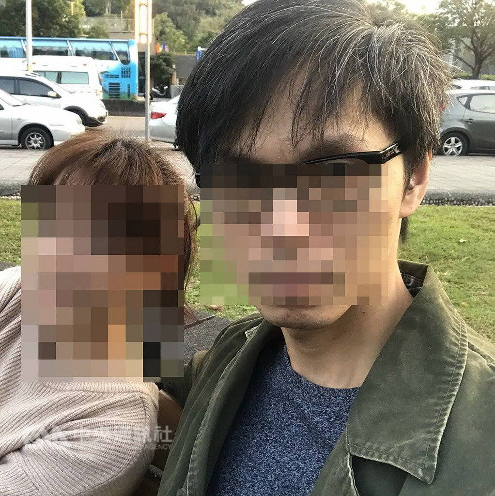 新北市蘆洲區林姓男子(右)因肉圓未加辣對妻兒家暴,妻子與兒子提出傷害告訴,林男遭依法送辦並在接受偵訊時向警方表示,因家庭因素與妻子感情變差,並說「原本很疼妻兒的」。(翻攝畫面)中央社記者魯鋼駿傳真 108年1月14日