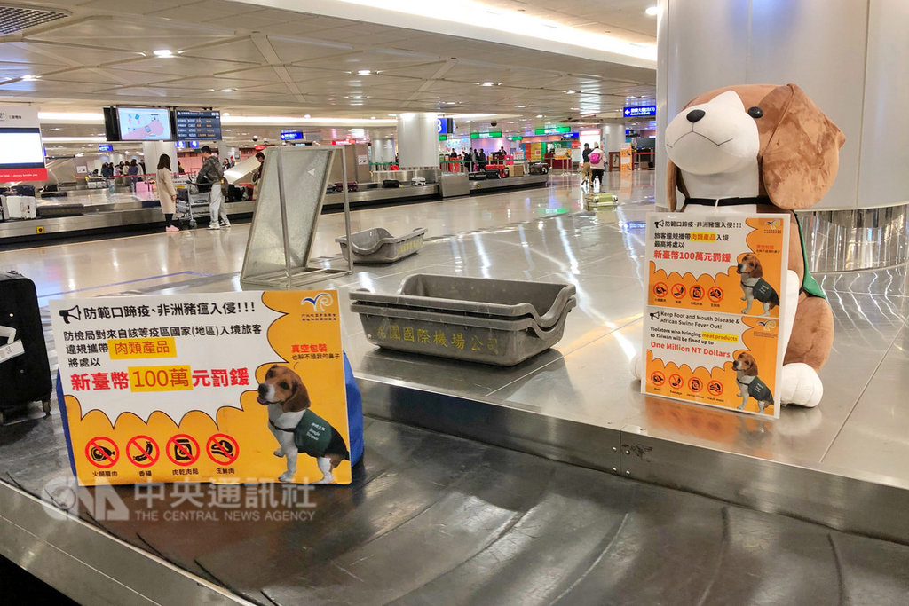 行政院長蘇貞昌14日到桃園國際機場視察非洲豬瘟防疫作業,他表示,現行看板設計字體過小,除非停下觀看、中英文對照,否則也只是布置,機場告知旅客的防疫事項,文字需一目了然。中央社記者吳睿騏桃園攝 108年1月14日