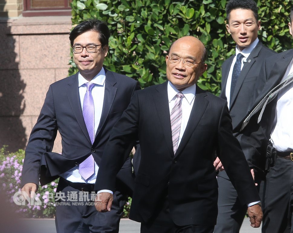 行政院長蘇貞昌(左2)和副院長陳其邁(左)14日出席臨時院會後,一起走向行政院門口準備和閣員們大合影。中央社記者謝佳璋攝 108年1月14日