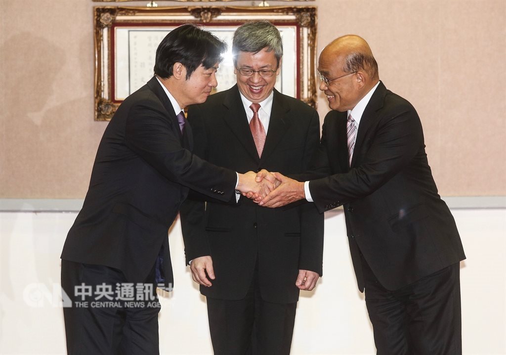 行政院14日上午舉行交接典禮,由副總統陳建仁(中)擔任監交人,卸任行政院長賴清德(左)和新任行政院長蘇貞昌(右)握手致意。中央社記者謝佳璋攝 108年1月14日