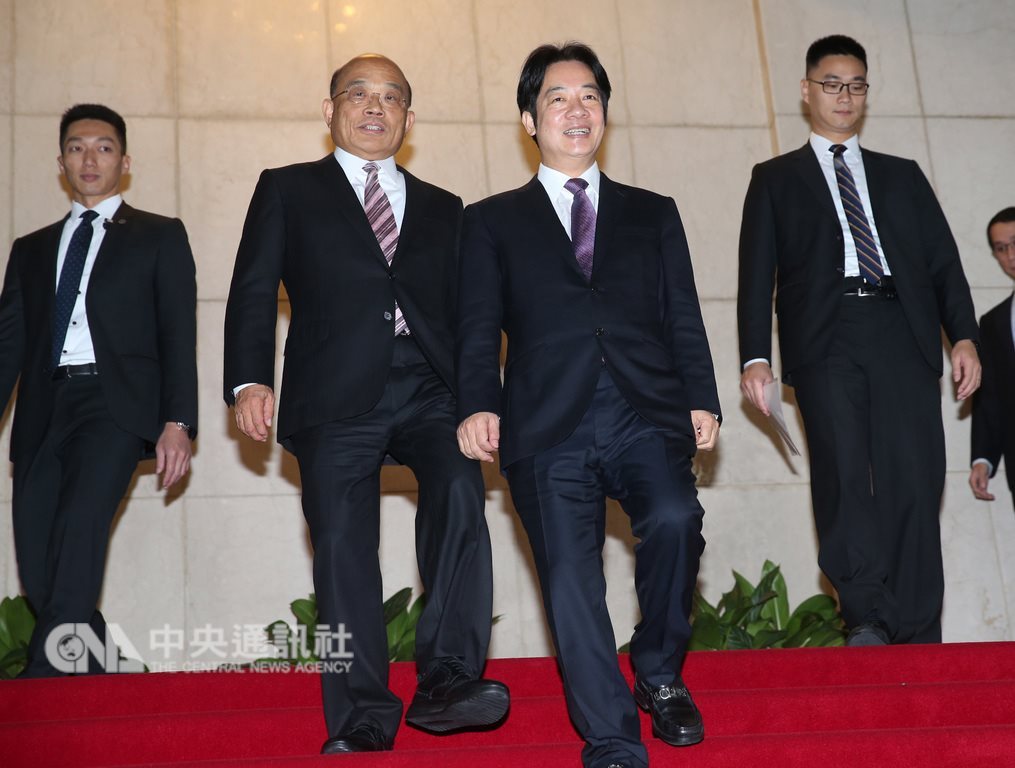新任行政院長蘇貞昌(左2)14日出席行政院聯合交接典禮,與卸任行政院賴清德(右2)一起步入禮堂。中央社記者鄭傑文攝 108年1月14日