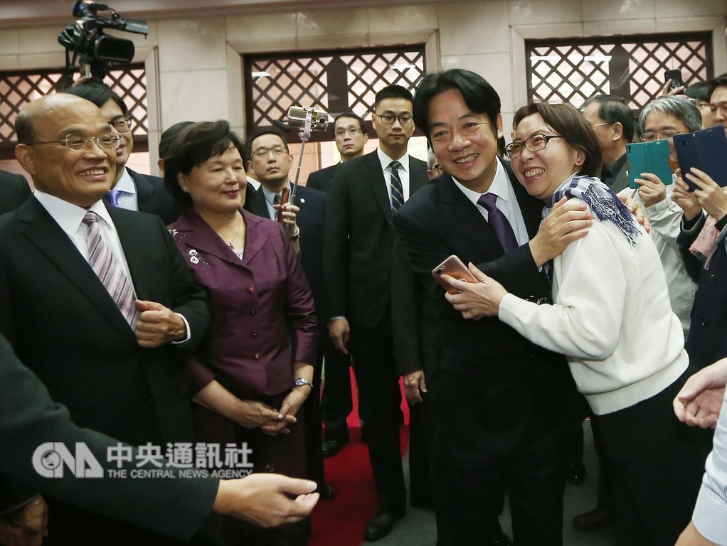 行政院14日上午舉行交接典禮,卸任院長賴清德(前右2)在交接儀式後,一一向同仁握手、擁抱道別。圖左為新任行政院長蘇貞昌。中央社記者鄭傑文攝 108年1月14日