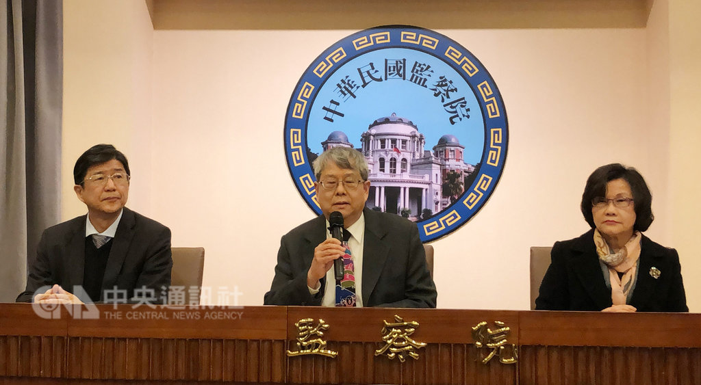 台大校長管中閔過去擔任公職期間在國內兼職,15日遭監察院彈劾,監察委員王幼玲(右)、蔡崇義(左)等人下午召開記者會說明。中央社記者王飛華攝 108年1月15日