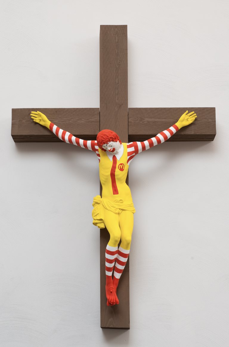 以色列一間博物館展出釘在十字架上的麥當勞叔叔雕像引發爭議。(圖取自janileinonen.com)