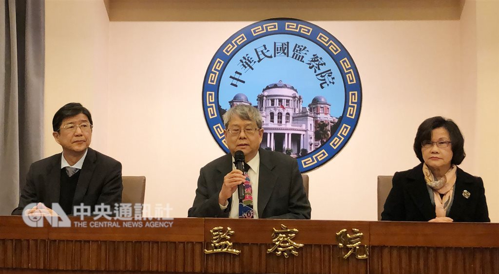 台大校長管中閔過去擔任公職期間在國內兼職,15日遭監察院彈劾,監察委員王幼玲(右)、蔡崇義(左)等人下午召開記者會說明。中央社記者王飛華攝 108年1月15日