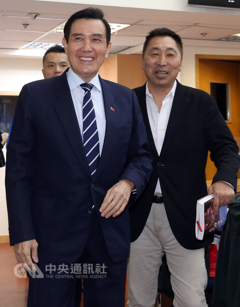 前行政院長賴清德日前拋出憲改議題,傾向改成內閣制。前總統馬英九(前左)16日接受廣播節目專訪表示,民眾已經習慣選出最高領導人,建議可參考地方政府運作模式,建立總統直接對國會負責的制度。圖右為主持人唐湘龍。中央社記者郭日曉攝 108年1月16日