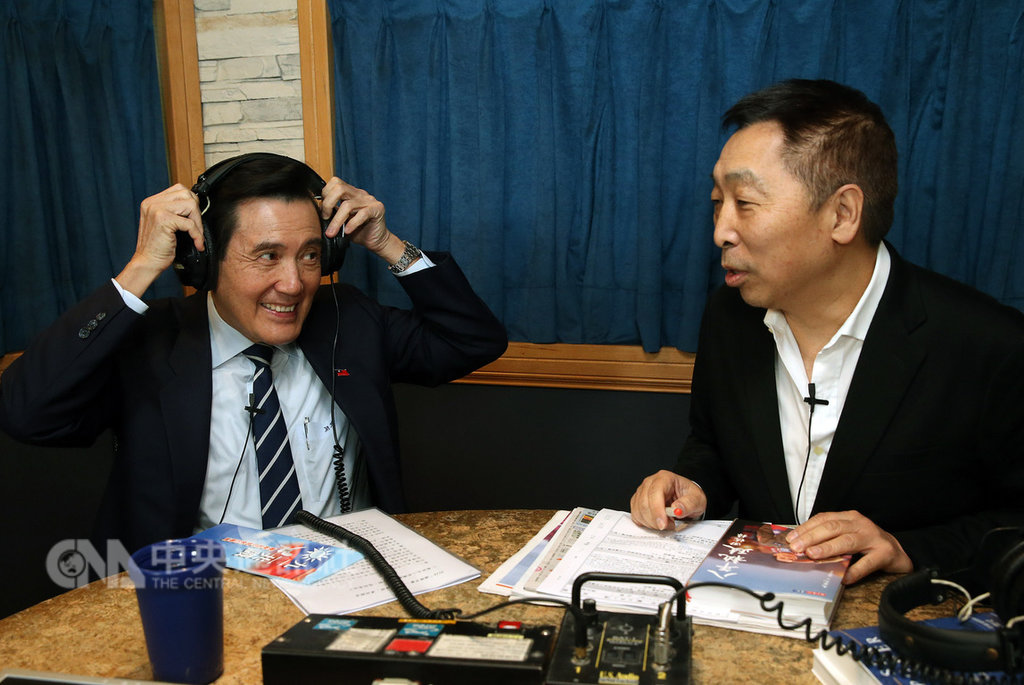 前總統馬英九(左)16日早上接受廣播節目專訪,主持人唐湘龍(右)詢問九二共識是否還有未來,馬英九說,當然有未來,九二共識是對台灣最好的保命仙丹,讓台灣可以存活下去,總統蔡英文只是拉住民眾普遍不喜歡一國兩制的想法,想藉此做掉九二共識。中央社記者郭日曉攝 108年1月16日