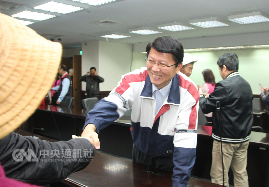 國民黨市議員謝龍介(前右)16日宣布投入台南市第二選區立委補選。謝龍介說,希望藉這次立委補選的機會,懇求選民給國民黨一次機會來證明,到底選給國民黨是會讓農漁民沒有路走,還是能走出一條活路;並親切向支持民眾握手致意。中央社記者楊思瑞攝 108年1月16日