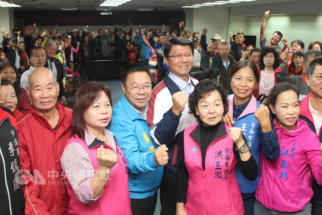 上百名農民16日到台南市議會力挺國民黨市議員謝龍介(左4)投入台南市第二選區立委補選。中央社記者楊思瑞攝 108年1月16日