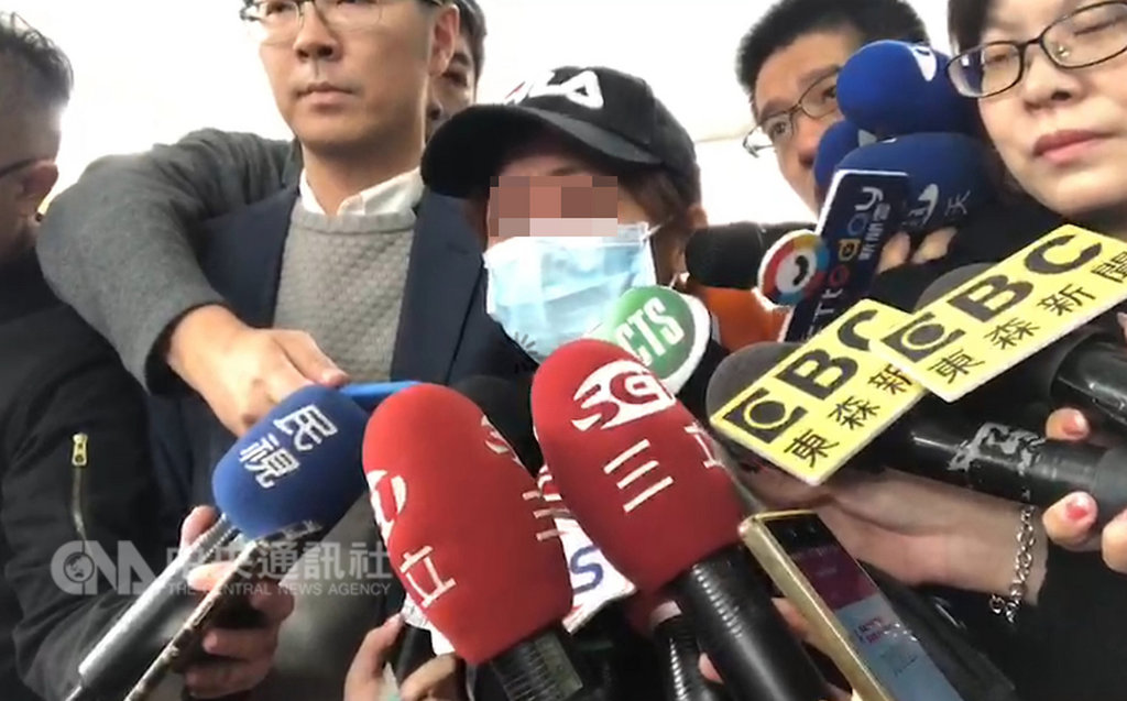 肉圓未加辣家暴案引發公憤,林男妻子(中)16日在律師陪同下向媒體發表聲明表示,感謝大眾關心,但並不樂見私刑,事情發展至今始料未及,畢竟身為母親,不希望讓兒子覺得暴力能夠解決問題。中央社記者王鴻國攝 108年1月16日