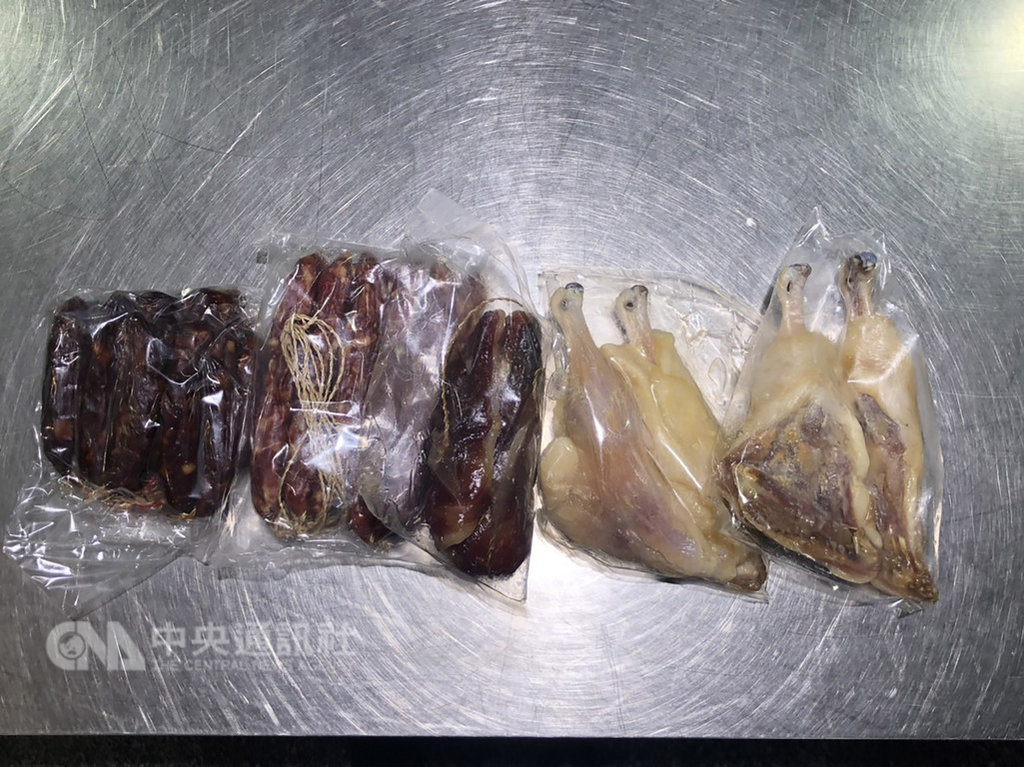 港澳及中國大陸飛抵台灣的班機自16日起開始實施全面手提行李安檢,首日即有一名香港籍旅客因攜帶臘腸與鴨肉,被依法裁罰新台幣20萬元。(關務署台北關提供)中央社記者邱俊欽桃園傳真 108年1月16日