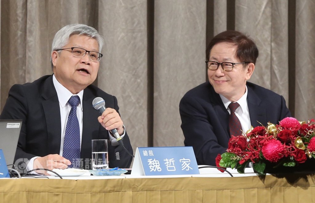 台積電法人說明會17日下午在香格里拉台北遠東國際大飯店舉行,總裁魏哲家(左)、董事長劉德音(右)向法人代表說明2019年展望。中央社記者鄭傑文攝 108年1月17日