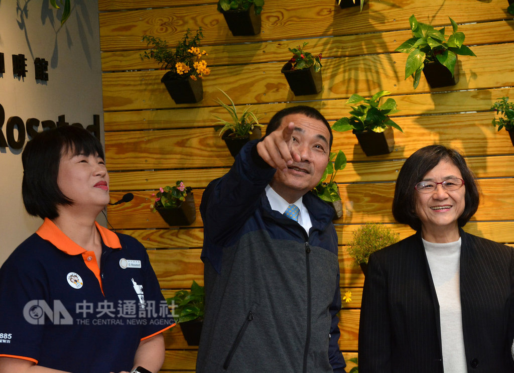 新北市首家長照創新服務據點「銀光咖啡館」17日下午在板橋區開幕,由市長侯友宜(中)、承辦的「到咖手長照機構」營運長洪莉茜(左)、衛生局長陳潤秋(右)等人一起揭牌。中央社記者黃旭昇新北市攝 108年1月17日