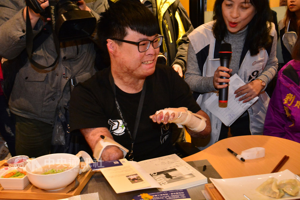 新北市首家長照創新服務據點「銀光咖啡館」17日下午在板橋區開幕,特別邀請走過八仙塵爆的生命鬥士黃博煒(中)到場,擔任咖啡館第一名客人。中央社記者黃旭昇新北市攝 108年1月17日