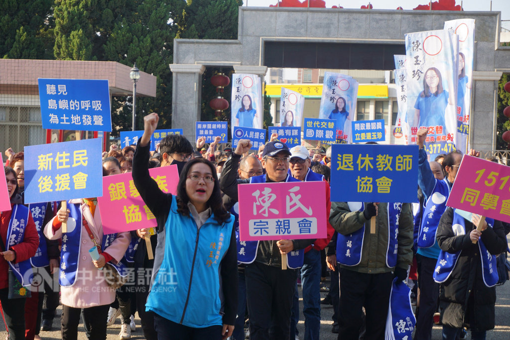 前金門縣議員陳玉珍(前)18日在大批支持者簇擁下,到金門縣選委會登記參選金門地區立委補選。中央社記者黃慧敏攝 108年1月18日